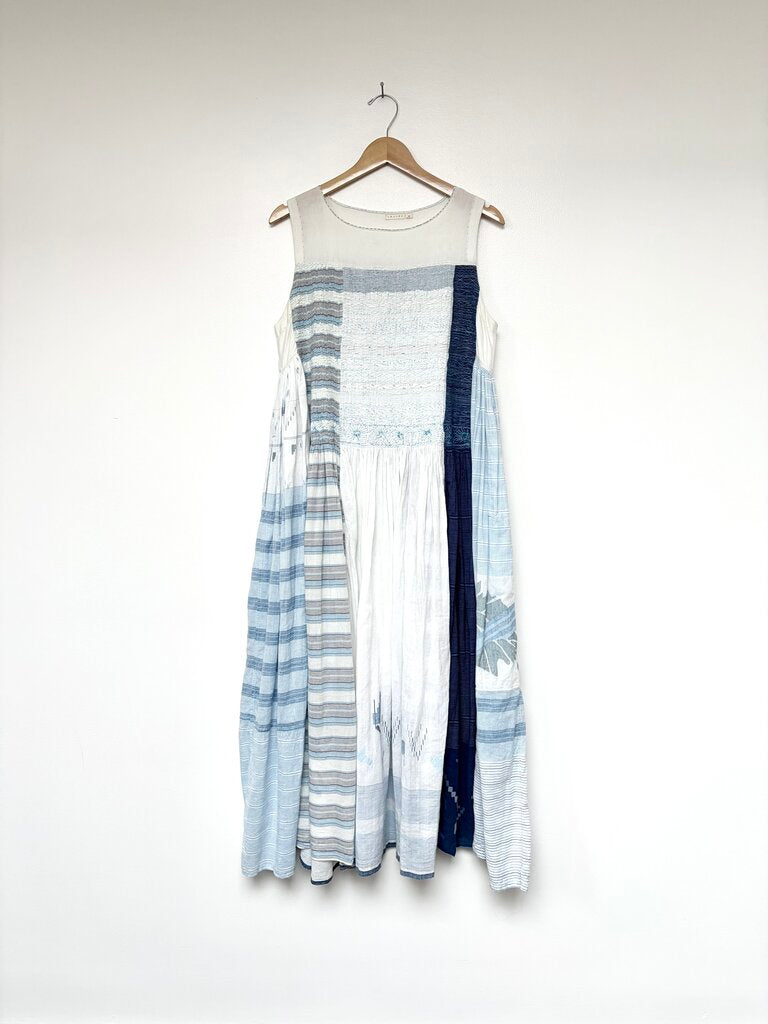 INJIRI EMBROIDERED DRESS SIZE MEDIUM
