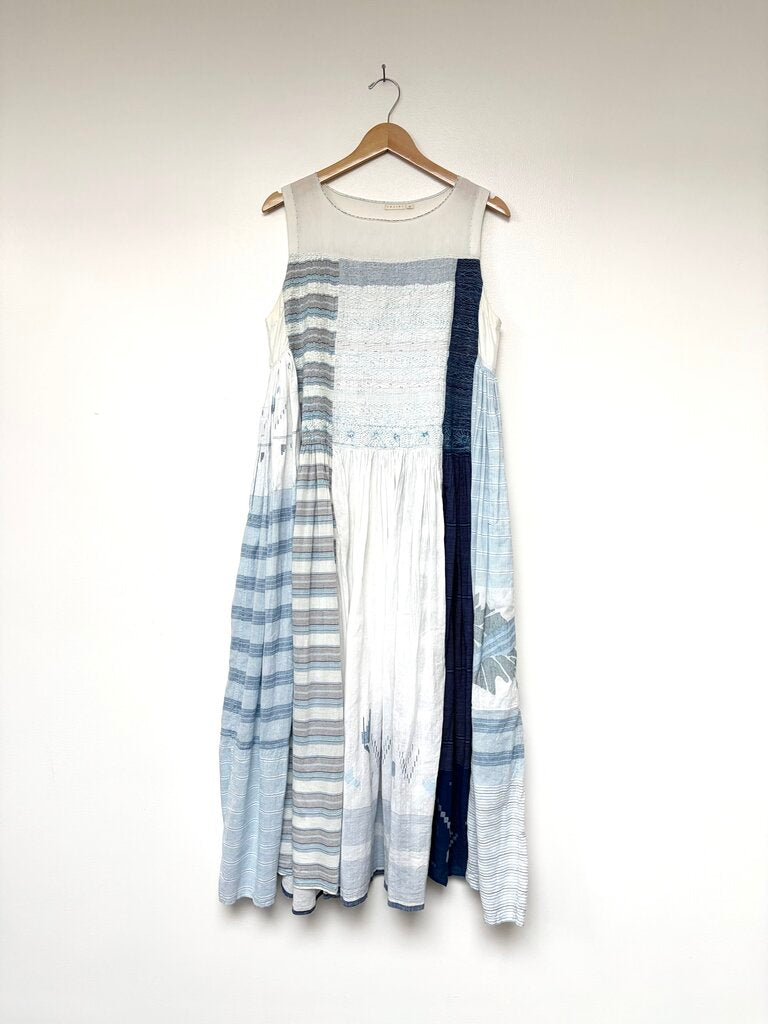 INJIRI EMBROIDERED DRESS SIZE MEDIUM